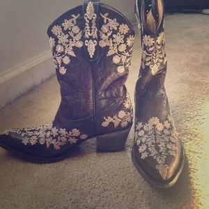 Yippee Kiyay embroidered leather boot size 9